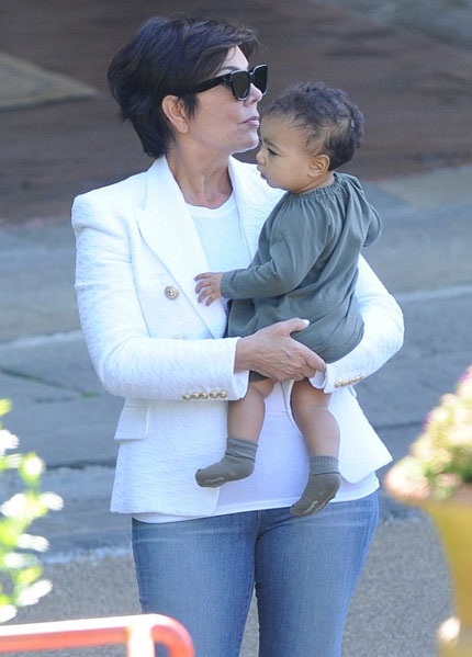 Kanye West tăng cường an ninh bảo vệ con gái cưng - 2 Hình ảnh bé North trong vòng tay của bà ngoại tại đám cưới ở Ý của bố mẹ.