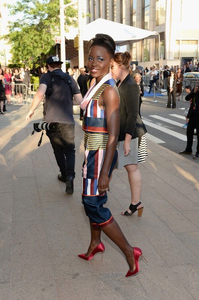 Bộ cánh thời trang, trẻ trung và cá tính của Lupita Nyong'o được cô kết hợp với giày đỏ.