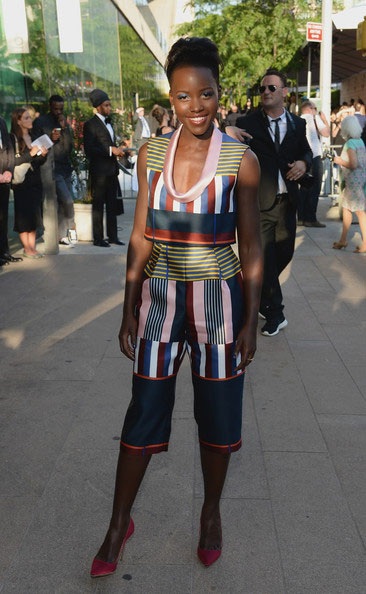 Bộ cánh thời trang, trẻ trung và cá tính của Lupita Nyong'o được cô kết hợp với giày đỏ.