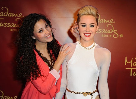 Bức tượng sáp mới nhất về Miley Cyrus cũng khiến các fan thích thú trong ngày đầu ra mắt.