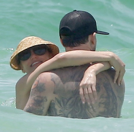 Cameron Diaz thoải mái trong vòng tay bồ trẻ