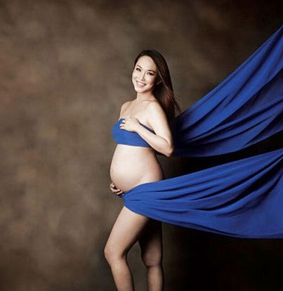 Phạm Văn Phương khoe ảnh "quý tử" đầu lòng - 2 Phạm Văn Phương khoe bụng bầu gợi cảm khi chỉ còn 1 tháng nữa sẽ sinh con đầu lòng.