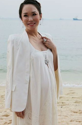 Phạm Văn Phương khoe bụng bầu bên “ông xã” - 6 Phạm Văn Phương xuất hiện tại một sự kiện ở Sentosa, ngày 5/7