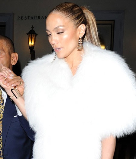 Váy nửa quần lạ mắt của Jennifer Lopez - 3 Jennifer kết hợp váy với một chiếc áo khoác lửng lông trắng rất sang trọng
