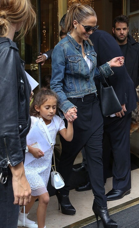 Váy nửa quần lạ mắt của Jennifer Lopez - 17 Cô chăm chú theo dõi buổi trình diễn khi ngồi trên hàng đầu