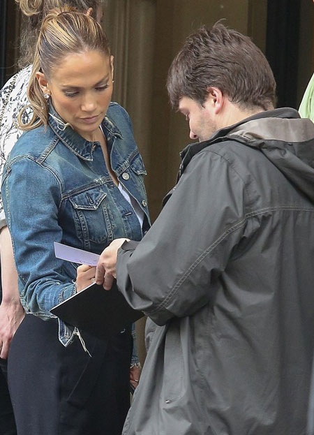 Váy nửa quần lạ mắt của Jennifer Lopez - 20 Jennifer vui vẻ ký tặng một người hâm mộ đứng đợi cô ngoài khách sạn