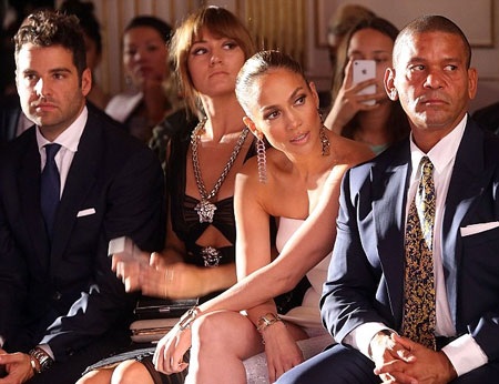 Váy nửa quần lạ mắt của Jennifer Lopez - 16 Cô chăm chú theo dõi buổi trình diễn khi ngồi trên hàng đầu