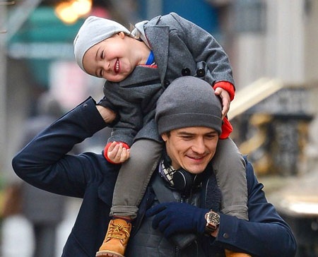 Bé Flynn được nhiều người nhận xét là bản sao nhí của bố - ngôi sao nổi tiếng Orlando Bloom.