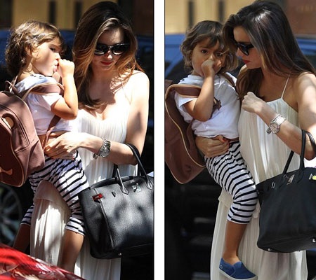 Bé Flynn được mẹ, siêu mẫu Miranda Kerr dẫn đi chơi và mua sắm tại New York, ngày 6/7.