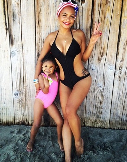 Paris Hilton mừng lễ Quốc khánh bằng tiệc trên bãi biển