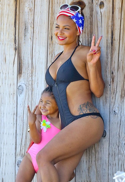 Paris Hilton mừng lễ Quốc khánh bằng tiệc trên bãi biển