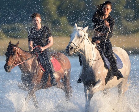 Zac Efron đẹp trai hôn say đắm người tình lưỡng tính - 8 Trước đó, Zac và Michelle còn rủ nhau đi cưỡi ngựa cùng một nhóm bạn