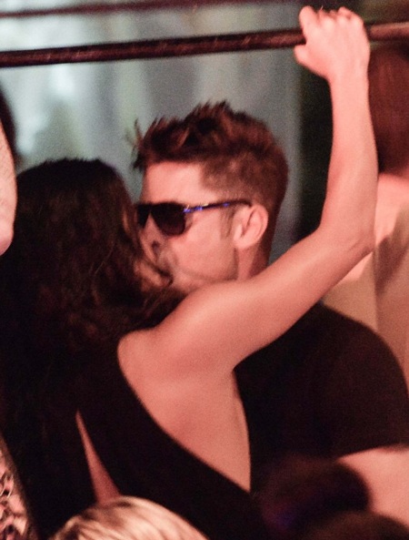 Zac Efron đẹp trai hôn say đắm người tình lưỡng tính - 1 Normal