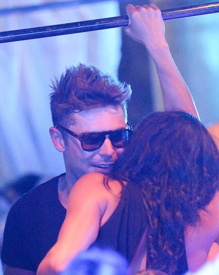 Zac Efron đẹp trai hôn say đắm người tình lưỡng tính - 4 Việc Zac cặp kè với 'đàn chị' lưỡng tính