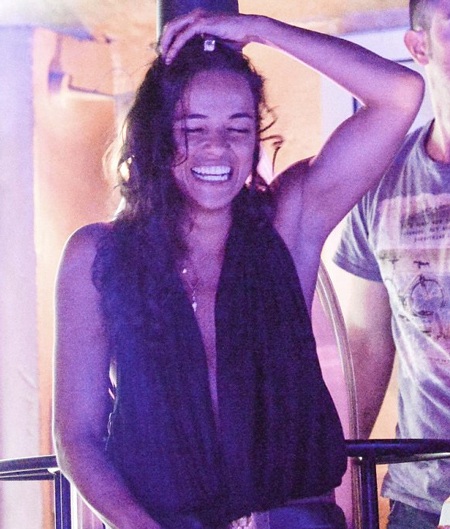 Zac Efron đẹp trai hôn say đắm người tình lưỡng tính - 6 Michelle Rodriguez say sưa theo tiếng nhạc.