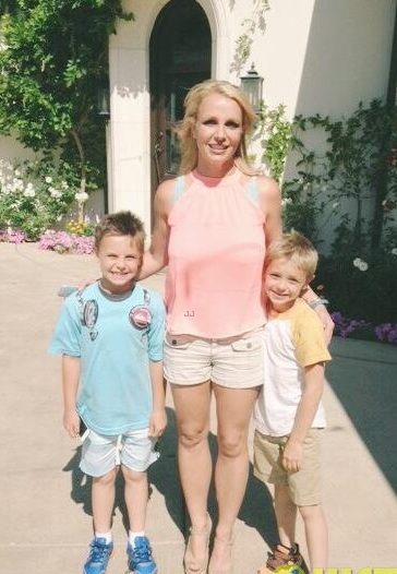 Britney và hai con trai - nguồn động viên lớn giúp cô luôn vui sống và làm việc hiệu quả.