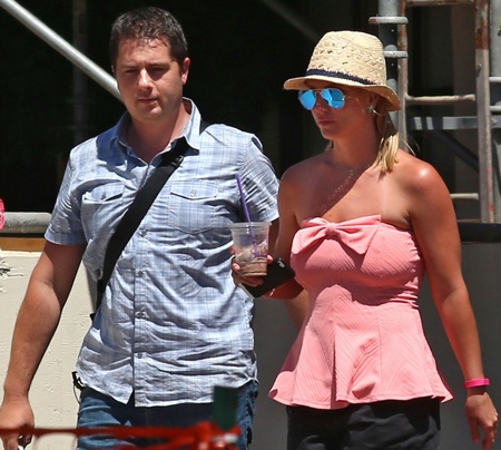 Cô xuống phố cùng vệ sỹ