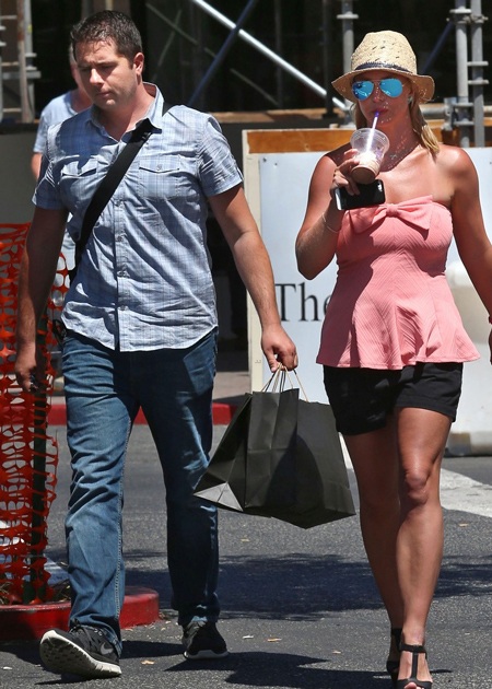 Britney và vệ sỹ tranh thủ ghé vào một siêu thị để mua sắm