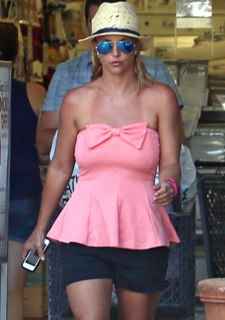 Britney và vệ sỹ tranh thủ ghé vào một siêu thị để mua sắm