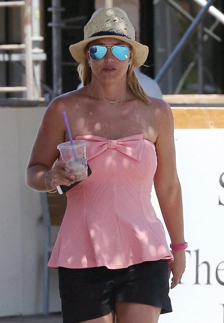 Britney và vệ sỹ tranh thủ ghé vào một siêu thị để mua sắm