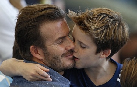 David hôn con trai Cruz khi trận chung kết giữa Đức và Argentina kết thúc