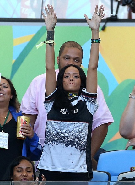 Rihanna vén áo khoe ngực ăn mừng bàn thắng của tuyển Đức