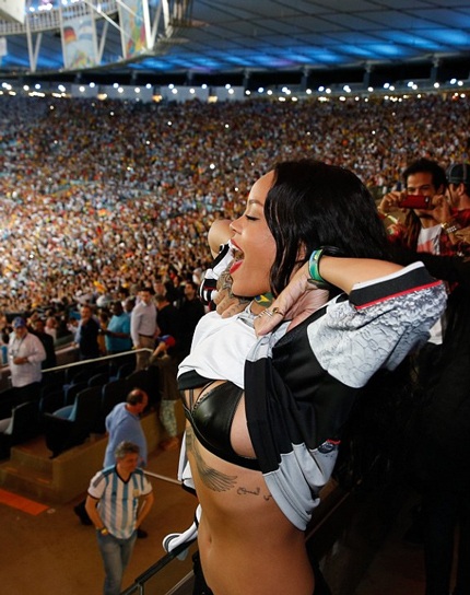 David hôn con trai Cruz khi trận chung kết giữa Đức và Argentina kết thúc