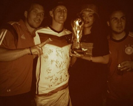 Rihanna vén áo khoe ngực ăn mừng bàn thắng của tuyển Đức