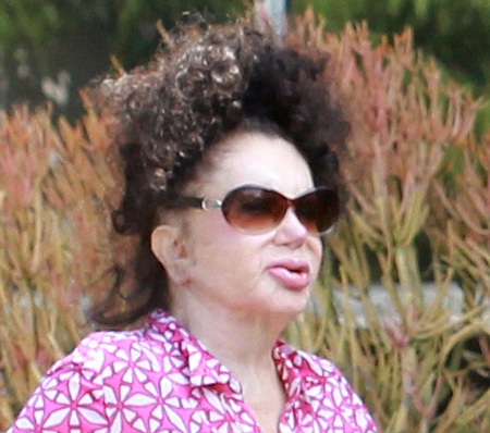 92 tuổi, “thảm họa phẫu thuật thẩm mỹ” vẫn miệt mài giữ dáng - 1 Ngôi sao 92 tuổi Jackie Stallone vui vẻ tới phòng tập nhảy, ngày 10/7.