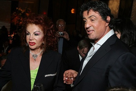 92 tuổi, “thảm họa phẫu thuật thẩm mỹ” vẫn miệt mài giữ dáng - 5 Bà Jackie Stallone là mẹ ruột của ngôi sao phim hành động Sylvester Stallone