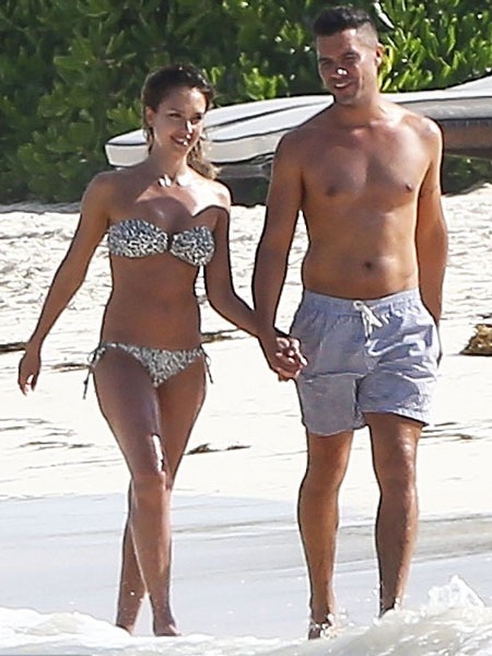 Bà mẹ hai con khoe thân hình săn chắc và quyến rũ với bikini hai mảnh hoa nhẹ nhàng.