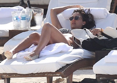 Hai vợ chồng Jessica vừa nằm tắm nắng vừa trò chuyện rất vui vẻ