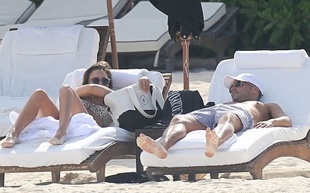 Hai vợ chồng Jessica vừa nằm tắm nắng vừa trò chuyện rất vui vẻ