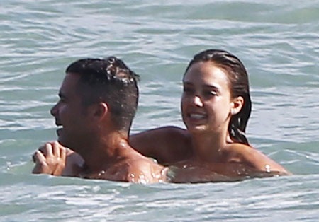 Vợ chồng Jessica và Cash nô đùa với nhau dưới nước