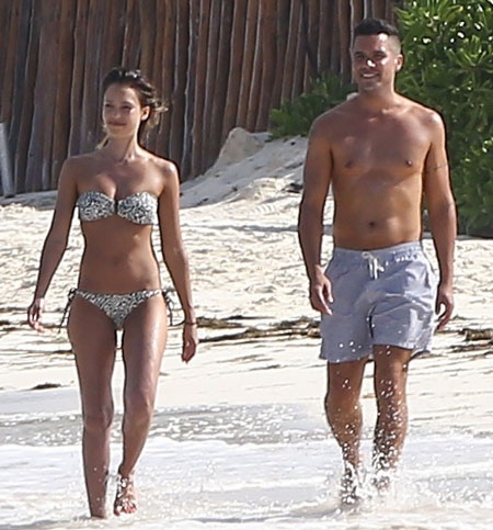 Vợ chồng Jessica và Cash nô đùa với nhau dưới nước