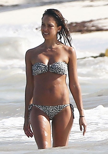 Nước da nâu bóng càng khiến Jessica thêm khỏe khoắn và cuốn hút