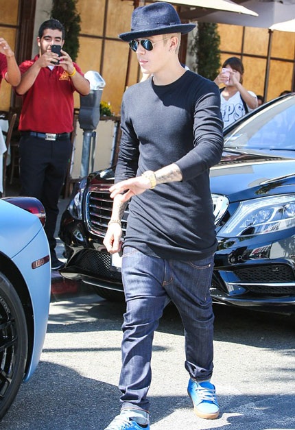 Justin Bieber liên tục khoe ảnh bạn gái mới - 3 Vy Vy