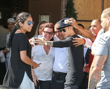 Justin Bieber liên tục khoe ảnh bạn gái mới - 5 Vy Vy