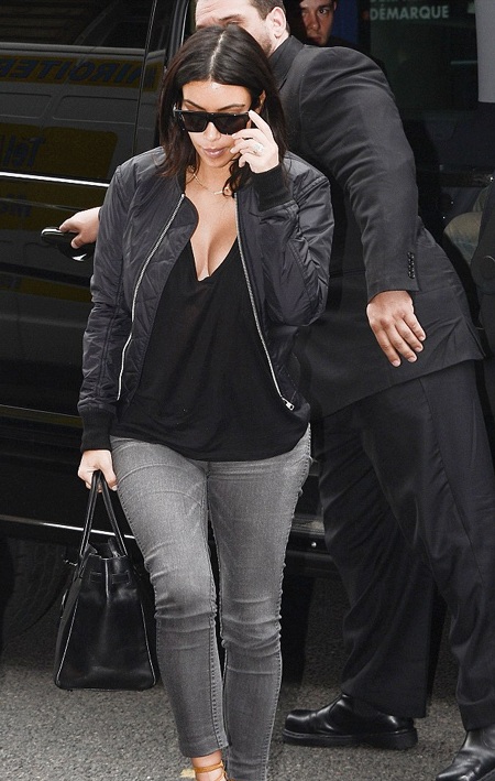 Hai người trò chuyện rất thân thiết