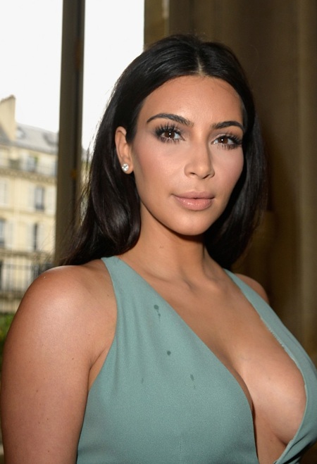 Kim siêu vòng ba nổi bật trong show diễn của Valentino