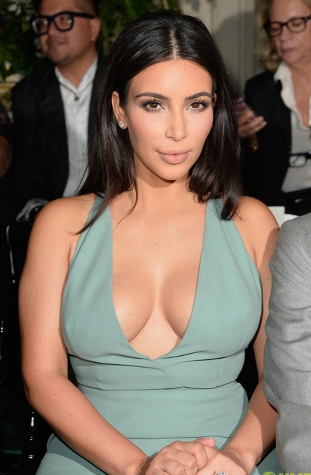 Kim siêu vòng ba nổi bật trong show diễn của Valentino