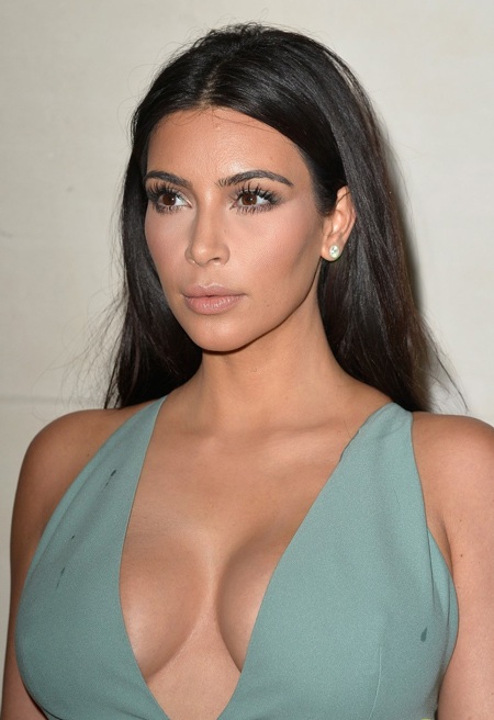 Kim siêu vòng ba nổi bật trong show diễn của Valentino