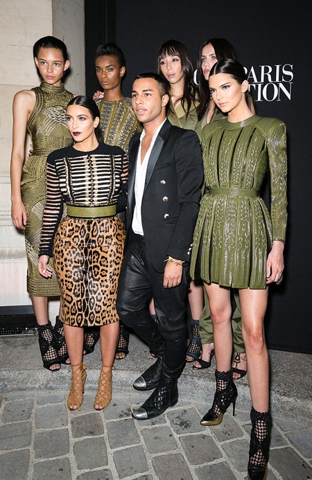 Kim vui vẻ chụp ảnh chung với giám đốc đại diện của Balmain tại Paris cùng các người mẫu