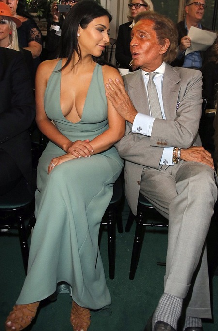 Hai người trò chuyện rất thân thiết