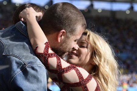 Shakira và Gerard hôn nhau say đắm