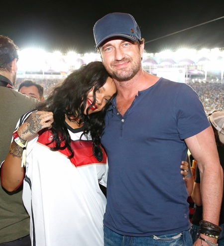 Nữ ca sĩ xinh đẹp cuồng nhiệt cổ vũ và khuấy động khán đài