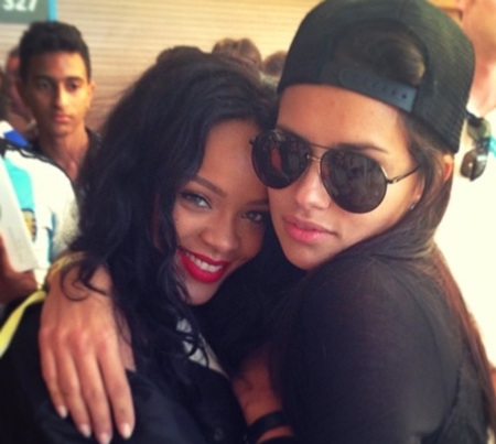 Nữ ca sĩ xinh đẹp cuồng nhiệt cổ vũ và khuấy động khán đài