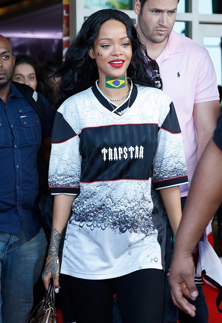 Rihanna vẽ cờ Brazil lên cổ đi xem chung kết World Cup