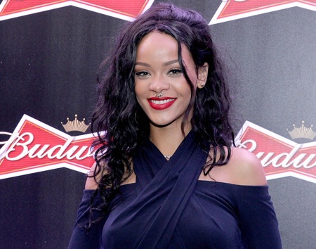 Nữ ca sĩ xinh đẹp cuồng nhiệt cổ vũ và khuấy động khán đài