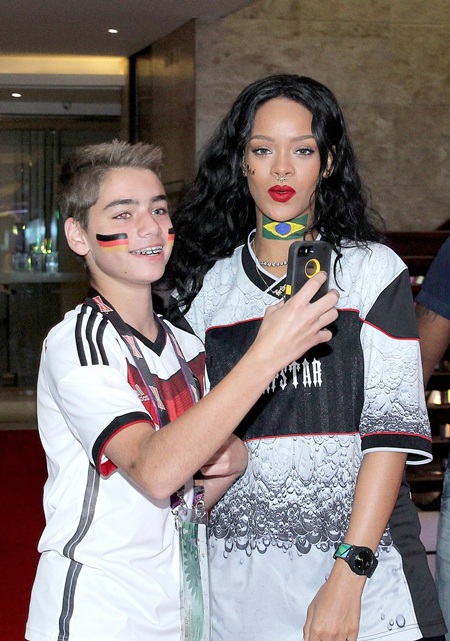 Rihanna vẽ cờ Brazil lên cổ đi xem chung kết World Cup